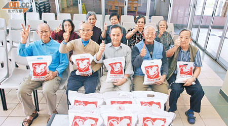 對平田邨服務設施大樓的長者而言，每月派發贈米的日子比過時過節更重要。
