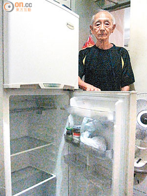 雪櫃故障致無法冷藏剩菜，令關伯大感不便。