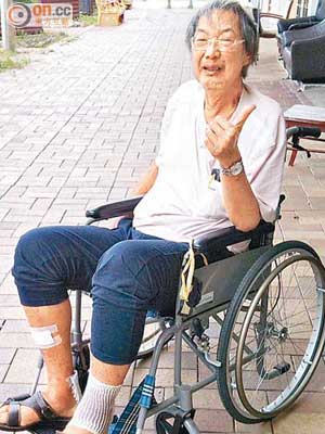 東方日報慈善基金將善長所捐輪椅轉贈李伯，以便他可自行前往醫院覆診。