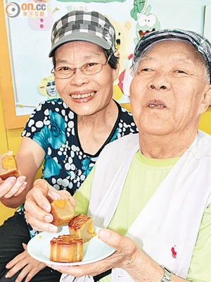 切開愛心月餅後蛋黃香油隨即溢出，陳伯與妻子大讚月餅香甜味美。