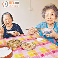 金娣（左）和金萍一起分享香軟白飯，已感心滿意足。