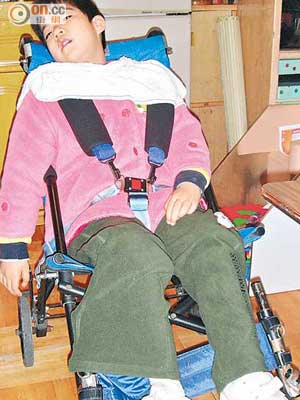 湘怡因患痙攣性四肢癱瘓，無法站立，須向學校借用輪椅代步。