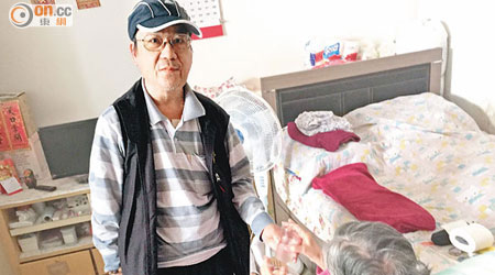 淋巴癌復發的林偉（左），現需照顧乳癌康復的妻子，正為治療費感惆悵。
