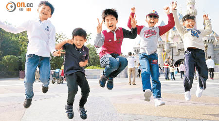 日朗、日藍（左一、二）及浩銘（中）與好友在城堡前跳起，興奮心情溢於言表。