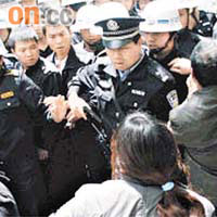 昆明城管執法時與民眾衝突，演變成群毆。	（資料圖片）