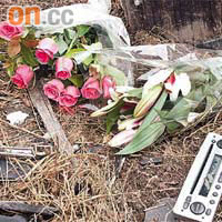 死者友人在車禍現場獻花憑弔。（龍翔翼攝）