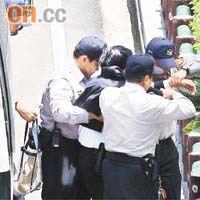 陳水扁返回看守所步下囚車時，雙腳癱軟，需由法警攙扶。（本報台北傳真）