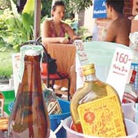 泰國的商店將酒精與其他飲品放在一起出售。