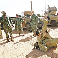 在伊拉克服役的美軍被指壓力沉重，圖為駐伊美軍在軍營玩摔跤。	（資料圖片）