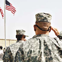美軍自由軍營發生伊戰以來死傷最嚴重的殺害同袍事件，圖為該營地的升旗儀式。	（資料圖片）