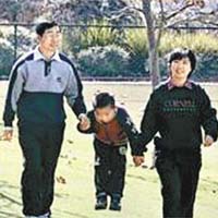 陳佩里與父母到公園散步，流露童真一面。
