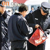 天安門廣場的警員會不時抽查遊客攜帶的物品。	（資料圖片）