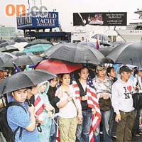 美國紐約不少華人冒雨集會紀念「六四」。	（本報美國傳真）