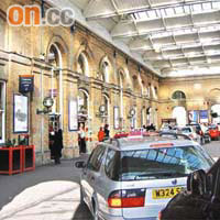 倫敦一個火車站外停滿了的士，準備接載需要轉車上班的乘客。	（駐英國記者章怡攝）