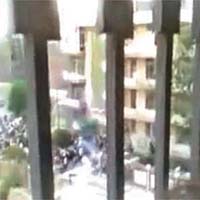 有德黑蘭居民拍下警方施放催淚彈情形。