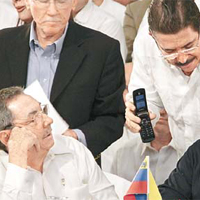 賽拉亞（中）在尼加拉瓜出席會議時，走到古巴總統勞爾（左）和委內瑞拉總統查韋斯（右）的位置打招呼。