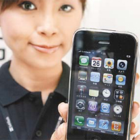 蘋果公司未對iPhone 3G S過熱傳聞作出回應，圖為上周五iPhone 3G S在日本正式推出市面銷售。	（資料圖片）