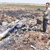 客機殘骸散落在加茲溫市附近田地。（本報美國圖片）