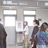 北京醫療設施與制度欠完善，普通病人難以第一時間接受治療。	（資料圖片）