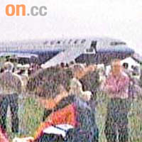 聯航客機着陸後大批乘客疏散。