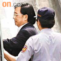 陳水扁昨在法警的戒護下出庭應訊。	（本報台北傳真）