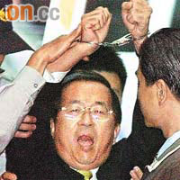 陳水扁去年遭羈押時高舉手銬，大聲控訴遭「司法迫害」。