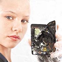 英國少女手執爆炸後嚴重損毀的iPod Touch。
