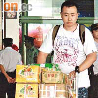 昨日由烏魯木齊飛抵深圳的溫先生表示，烏魯木齊機場武警人數明顯增加。	（黃少君攝）
