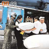 空軍直升機進入嘉義梅山地區，將遇難者遺體運載下山。	（本報嘉義傳真）