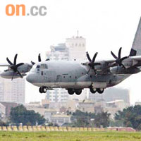 美軍C-130運輸機昨午飛抵台南空軍基地。	（本報台南傳真）