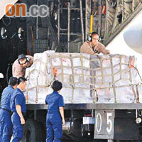 美軍C-130運輸機昨繼續運送救災物資到台南。	（本報台南傳真）