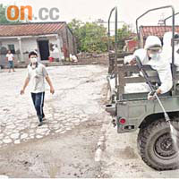 軍方在萬丹鄉灣內村消毒。 	（本報屏東傳真）