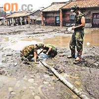 台灣軍方昨日仍繼續在屏東縣林邊鄉清理淤泥。	（本報屏東傳真）