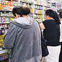 不少華人在「兆彩」開彩前到商店買彩票碰運氣。	（本報美國傳真）