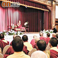 達賴在訪台期間會見藏傳佛教徒。	（本報台北傳真）
