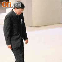 宣布請辭的劉兆玄，昨早在出席追悼大會時步下台階。	（張偉御攝）