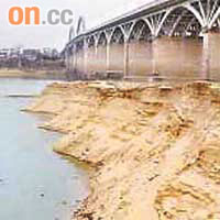 惠州市博羅東江大橋非法採沙情況猖獗，威脅大橋的結構安全。	（資料圖片）