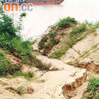 東江下游濫採河沙的情況嚴重，致河床及水位下降。	（資料圖片）