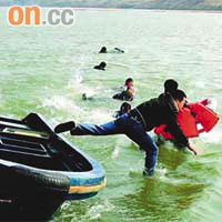 惠州當局去年查扣非法採沙船時被捕者跳江逃走。	（資料圖片）