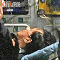 阿扁被押回看守所後拒絕下車，戒護人員將扁送進醫務室。	（本報台北傳真）