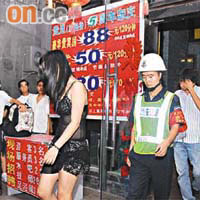 深圳警方在掃黃行動中帶走涉嫌賣淫的女子。	（本報深圳傳真）