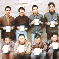 外國近年屢生華人遭綁架挾持事件，圖為○五年伊拉克有八名中國人被綁架。	（資料圖片）