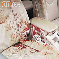 車廂內滿布血漬及玻璃碎片。