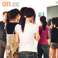 深圳許多醫院的婦產科出現排隊人龍，不少是進行墮胎。	（本報深圳傳真）