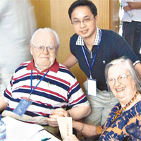 奧斯特羅姆夫婦曾到訪上海，與當地學者會面。