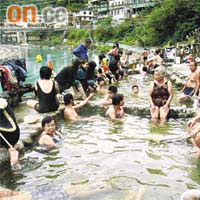 不少遊客會趁假日到烏來浸溫泉。