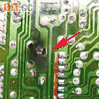 部分不合格充電器電路板上設計不符合標準，在抗電測試中遭擊穿（箭嘴示）。