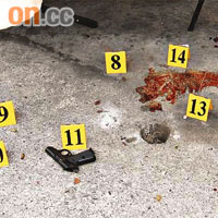 槍殺案現場遺下懷疑行兇手槍、彈殼及大攤血漬。	（本報台南傳真）