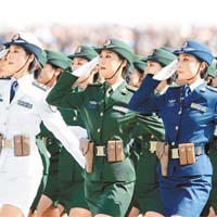 參與建國六十周年閱兵的女兵方隊，展現出女軍人的風采。