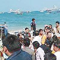 撞快艇事故發生後，大批遊客在現場圍觀。